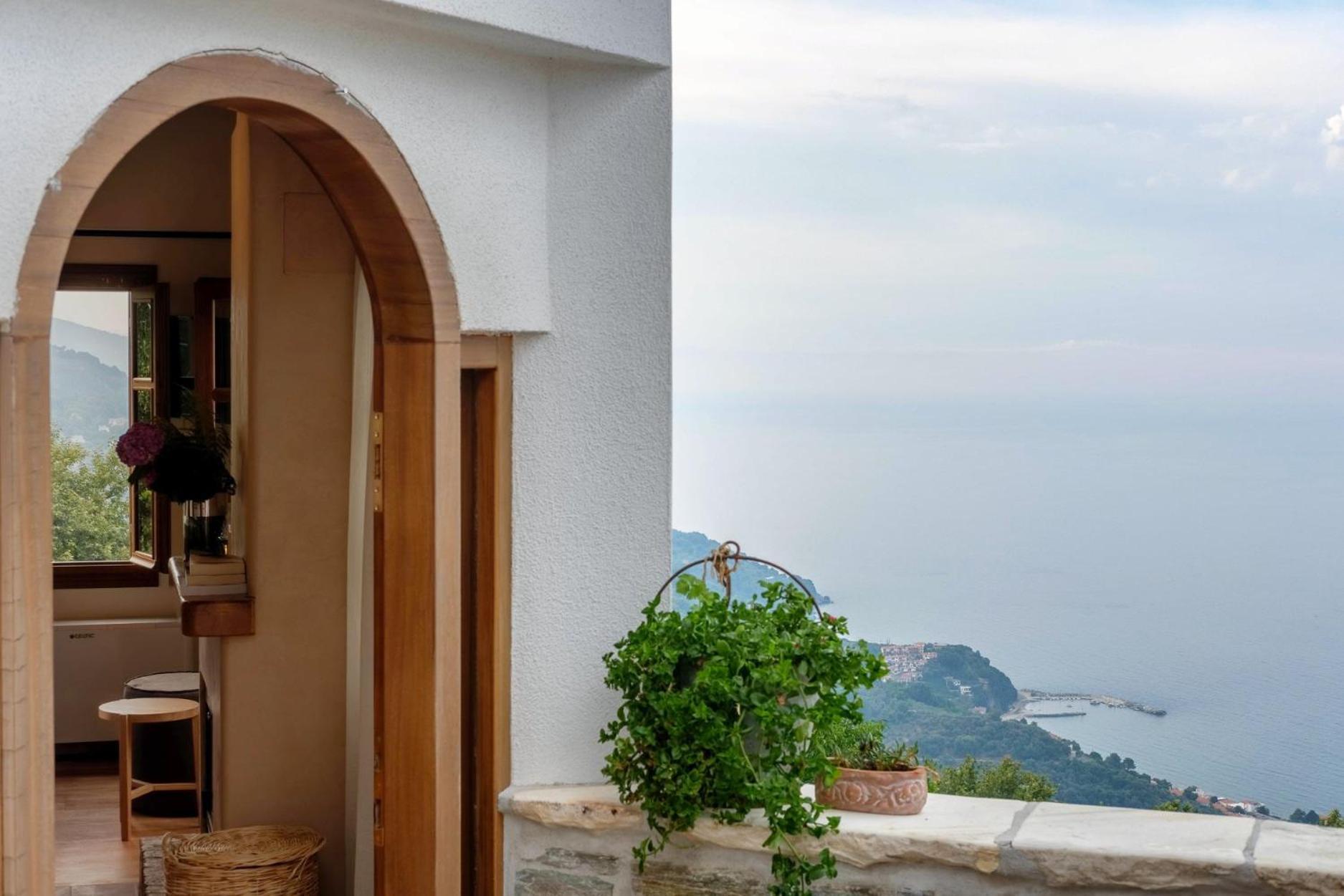 Adama Hotel Mouresi Exterior photo