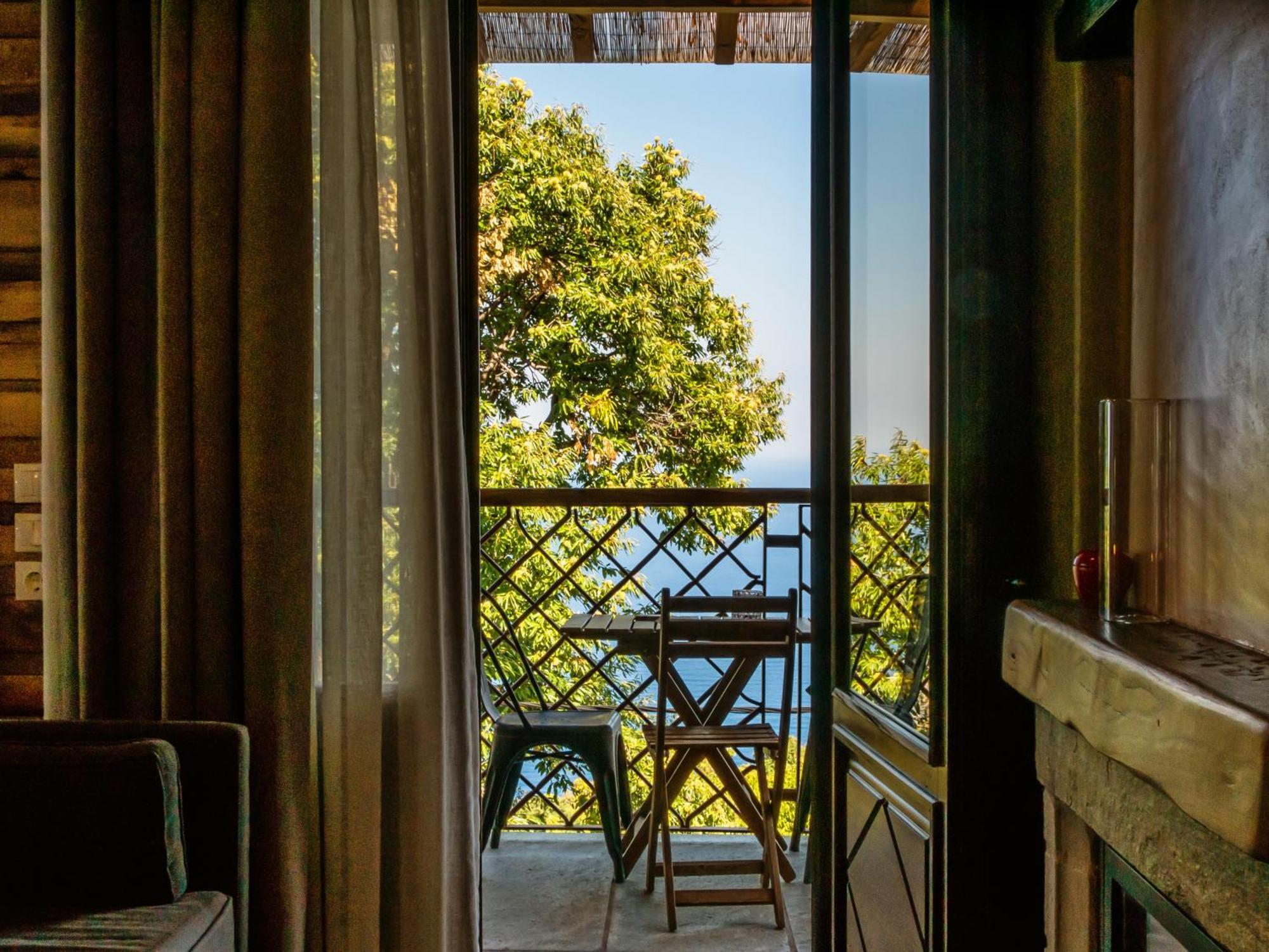 Adama Hotel Mouresi Exterior photo